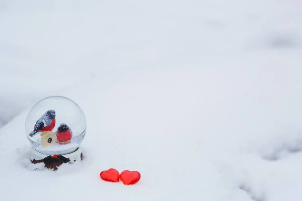 Két Bikapinty Egy Üveggömbben Hóval Piros Üvegszívek Hóban Szerelem Szimbólumok — Stock Fotó