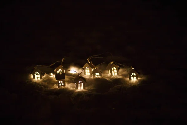 Věnec Bílých Dřevěných Domů Světlem Oken Sněhu Noci Symbol Domácího — Stock fotografie