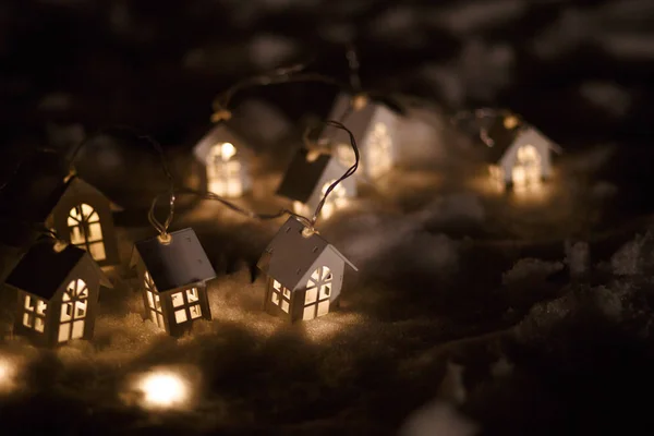 Věnec Bílých Dřevěných Domů Světlem Oken Sněhu Noci Symbol Domácího — Stock fotografie