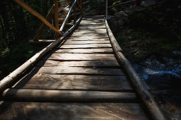 Jembatan Kayu Dengan Tangga Jalur Eko Sepanjang Bebatuan Dan Sungai — Stok Foto
