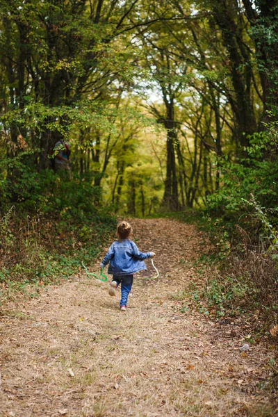 Ein Kleines Mädchen Jeansanzug Läuft Einen Waldweg Entlang Ein Mädchen — Stockfoto