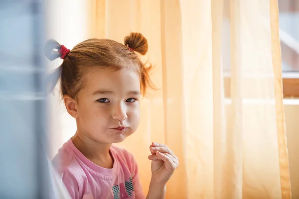 Emociones Una Niña Astuta Años Una Chica Cerca Con Dos —  Fotos de Stock