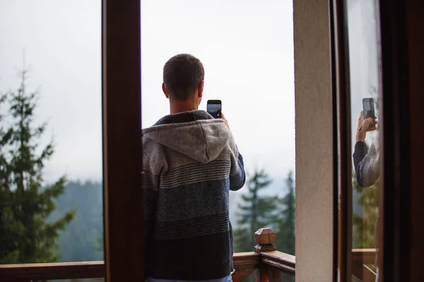 Een Jongeman Neemt Foto Met Zijn Telefoon Van Een Prachtig — Stockfoto