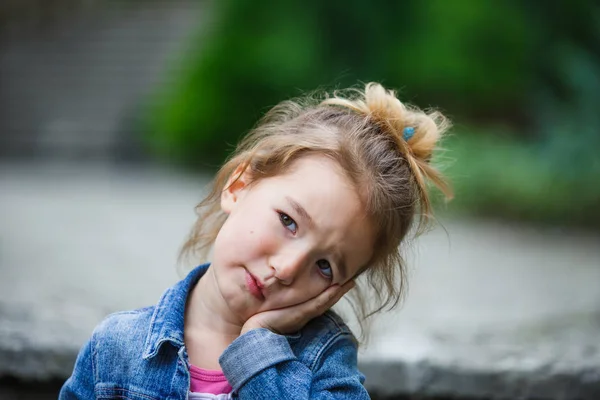 Emociones Una Niña Astuta Años Una Chica Cerca Con Moño —  Fotos de Stock