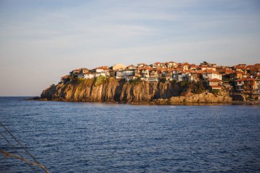 Bulgaristan 'ın deniz kıyısı, altın kumu ve fayanslı çatıları olan kayalık yüksek bankaları olan kumlu bir plajdır. Balkan kıyısı, Sozopol 'daki deniz.