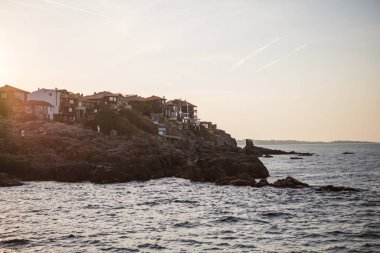Bulgaristan 'ın deniz kıyısı, altın kumu ve fayanslı çatıları olan kayalık yüksek bankaları olan kumlu bir plajdır. Balkan kıyısı, Sozopol 'daki deniz.