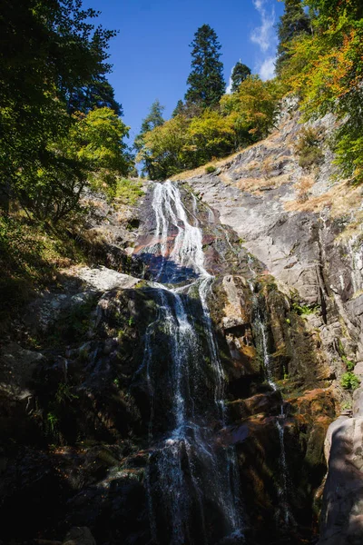 Ströme Des Wasserfalls Aus Dem Felsen Und Funkeln Der Sonne — Stockfoto