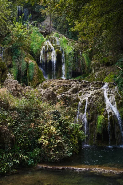 滝の流れは岩から落下し 緑の中で太陽の下で輝きます ブルガリアの観光スポット スモリャンのクルシュナ滝と山道 — ストック写真