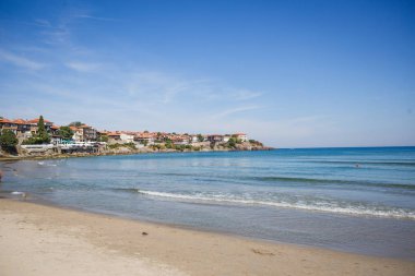 Bulgaristan 'ın deniz kıyısı, altın kumu ve fayanslı çatıları olan kayalık yüksek bankaları olan kumlu bir plajdır. Balkan kıyısı, Sozopol 'daki deniz.