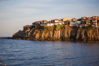 Bulgaristan 'ın deniz kıyısı, altın kumu ve fayanslı çatıları olan kayalık yüksek bankaları olan kumlu bir plajdır. Balkan kıyısı, Sozopol 'daki deniz.