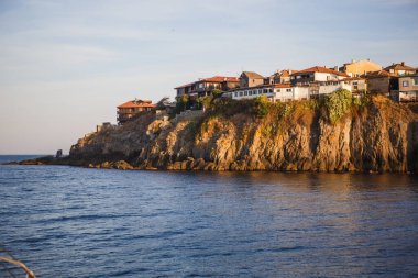 Bulgaristan 'ın deniz kıyısı, altın kumu ve fayanslı çatıları olan kayalık yüksek bankaları olan kumlu bir plajdır. Balkan kıyısı, Sozopol 'daki deniz.