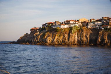 Bulgaristan 'ın deniz kıyısı, altın kumu ve fayanslı çatıları olan kayalık yüksek bankaları olan kumlu bir plajdır. Balkan kıyısı, Sozopol 'daki deniz.