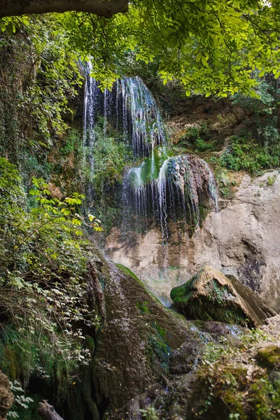 Şelalenin Akarsuları Kayalardan Güneşte Yeşilliklerin Arasında Parlıyor Bulgaristan Kruşuna Şelaleleri — Stok fotoğraf