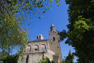 Bulgaristan 'daki Çarevetler Kalesi, Veliko Tarnovo. Uzaktan antik bir kalenin taş duvarları