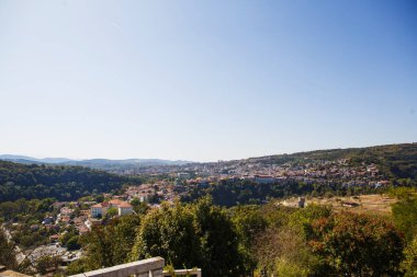 Çarevet 'in kalesinden Veliko Tarnovo şehrine görüntü. Bulgar evlerinin tipik Balkan yerleşim yerlerinin kahverengi kiremitli çatıları