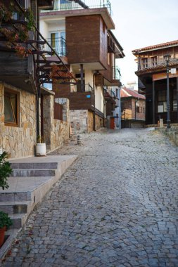 Bulgaristan 'ın eski turistik bölgesinin kaldırım taşı ve taş döşeli caddeleri. Eski Sozopol, Nessebar ve Veliko Tarnovo 'da taş ve ahşaptan yapılmış tipik Bulgar evleri