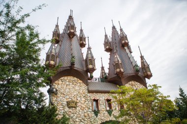 Bulgaristan 'daki Ravadinovo şatosu, ortaçağ kalesinin keskin çatıları. Orta çağda dekore edilmiş turistler için modern Park 'ın taş duvarları.