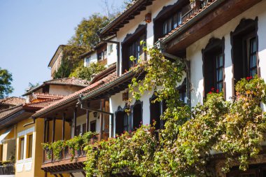 Bulgaristan 'ın eski turistik bölgesinin kaldırım taşı ve taş döşeli caddeleri. Eski Sozopol, Nessebar ve Veliko Tarnovo 'da taş ve ahşaptan yapılmış tipik Bulgar evleri