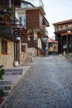 Bulgaristan 'ın eski turistik bölgesinin kaldırım taşı ve taş döşeli caddeleri. Eski Sozopol, Nessebar ve Veliko Tarnovo 'da taş ve ahşaptan yapılmış tipik Bulgar evleri