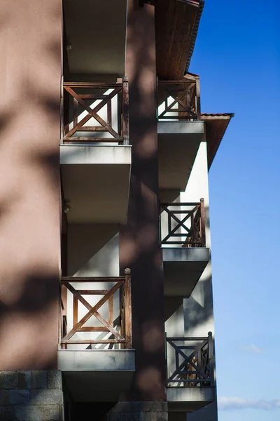 Chiaroscuro Drewnianych Balkonach Wysokiego Hotelu Bułgarii Słońce Bawi Się Ścianie — Zdjęcie stockowe
