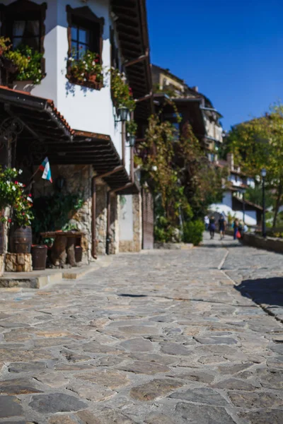 ブルガリアの街の古い観光地の石畳や石のタイル張りの通り 旧ソゾプール ネセバル ヴェリコ タルノヴォの石と木で作られた典型的なブルガリアの家屋 — ストック写真