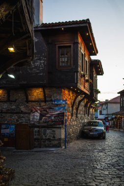 Bulgaristan 'ın eski turistik kesiminin kaldırım taşı sokakları. Eski Sozopol 'de taş ve ahşaptan yapılmış tipik Bulgar evleri. Bulgaristan, Sozopol - 18 Eylül 2019