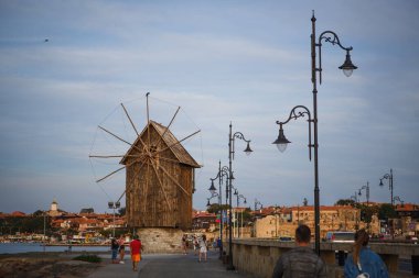 Bulgaristan, Nessebar - 16 Eylül 2019. Eski ahşap değirmen ve taş sokaklar Nessebar 'ın eski turistik kasabasında..