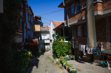 Bulgaristan 'ın eski turistik kesiminin kaldırım taşı sokakları. Eski Sozopol 'de taş ve ahşaptan yapılmış tipik Bulgar evleri. Bulgaristan, Sozopol - 18 Eylül 2019