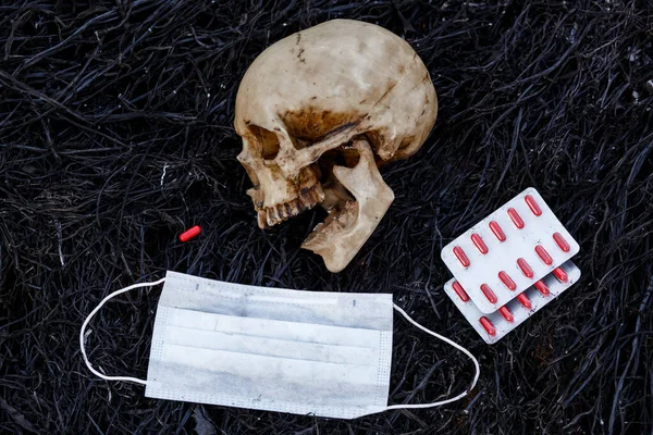 Ludzka Czaszka Czarnym Tle Spalonej Trawy Czerwonymi Kapsułkami Leków Medycznych — Zdjęcie stockowe