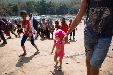 Kerala, Hindistan-2 Şubat 2019. Bir grup parlak elbiseli Hintli okul çocuğu.