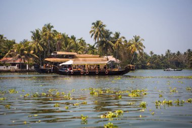 Kerala, Hindistan-4 Şubat 2019. Geleneksel bir turistik cazibe de, Alapuja 'daki Kerala nehir kanallarında bulunan ve alglerle kaplanmış yüzen tekne.
