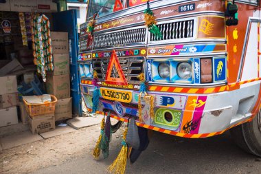 Kerala, Hindistan-29 Ocak 2019. Tipik bir Hint kargo arabası. Parlak, süslü, çıkartmalı.