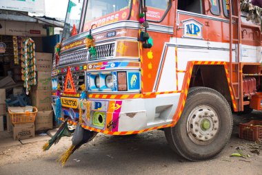 Kerala, Hindistan-29 Ocak 2019. Tipik bir Hint kargo arabası. Parlak, süslü, çıkartmalı.