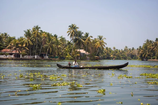 Kerala Indie Února2019 Indický Rybář Tradiční Dřevěné Lodi Proplouvá Kanálem — Stock fotografie