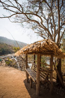 Gözlem güvertesinde sazdan çatısı olan tropik ahşap bir çardak. Athirapilly Şelalesi 'ndeki Hindistan Milli Parkı' nda kalacak bir yer.