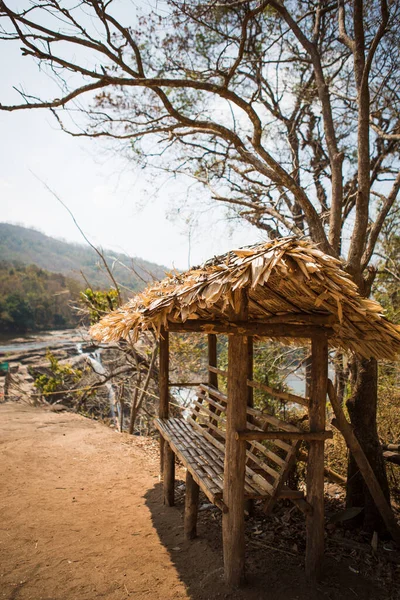 Gözlem güvertesinde sazdan çatısı olan tropik ahşap bir çardak. Athirapilly Şelalesi 'ndeki Hindistan Milli Parkı' nda kalacak bir yer.
