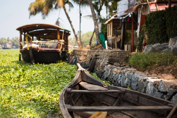 Ориентиром Кералы Является Прогулочная Лодка Лодка Покрытых Водорослями Речных Каналах — стоковое фото