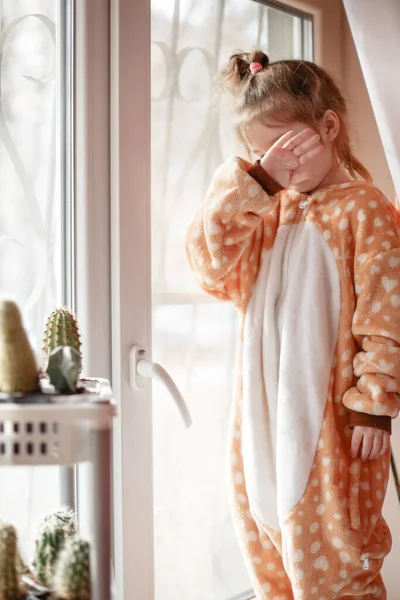 Una Niña Pijama Felpa Con Una Capucha Juega Ventana Detrás —  Fotos de Stock