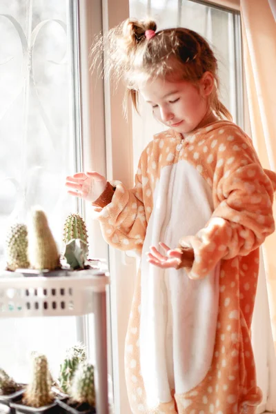 Una Niña Pijama Felpa Con Una Capucha Juega Ventana Detrás —  Fotos de Stock