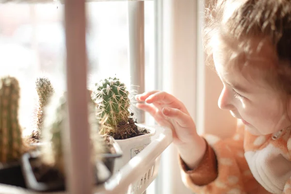 Una Niña Pijama Felpa Con Una Capucha Juega Ventana Detrás —  Fotos de Stock