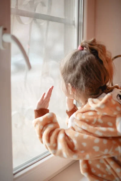 Una Niña Pijama Felpa Con Una Capucha Juega Ventana Detrás —  Fotos de Stock