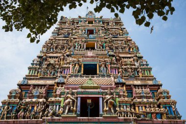 Hindistan 'ın Allapuzha (Allepi) Kerala kentindeki geleneksel Hindu tapınağı Kidangamparambu Sree Bhuvaneswari. Hint mitolojisinin renkli figürleri ve canlı kuş sürüsüyle dolu uzun bir bina..