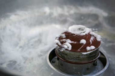 Pamuk şekeri santrifüjde hazırlama süreci. Lastik eldivenli eller Çubuktaki şeker lifleri