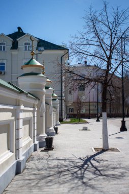 Kazan 'ın eski yaya caddesinde beyaz taş duvarlar. Eski binalar ve modern sanat eseri metalden yapılmış eski bir bisiklet figürü.