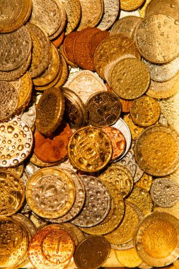 Altın ışıkta ve suda farklı ülkelerin sikkeleri. Para birimi 1 Euro yakın plan ve diğer ulusal para birimleri.