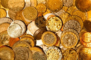 Altın ışıkta ve suda farklı ülkelerin sikkeleri. Para birimi 1 Euro yakın plan ve diğer ulusal para birimleri.