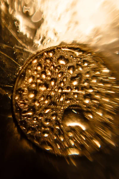 Moneda Metal Desenfoque Movimiento Gotas Agua Luz Brillante Hermoso Bokeh —  Fotos de Stock