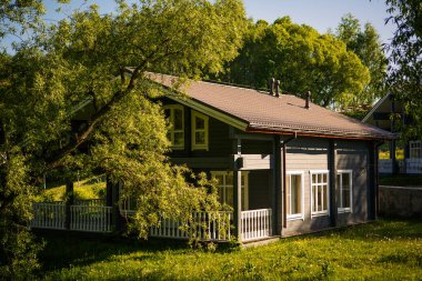 Golitsyno, Kaluga, Rusya-18 Mayıs 2019. Resimli bir orman eko-parkındaki gri ahşap yazlık evde. Kırsaldaki bir kır evine giden rahat bir yol. Bahar-Yaz