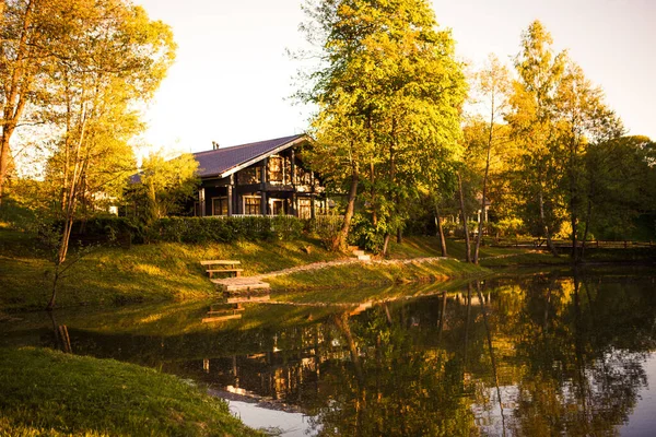 Golitsyno Kaluga Russia May 2019 エコパークの絵のような湖の上の灰色の木製の休日の家 — ストック写真