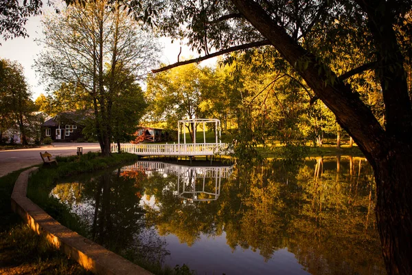 Gazebo Madera Blanca Lago Pintoresco Parque Atardecer Reflejo Agua Las —  Fotos de Stock